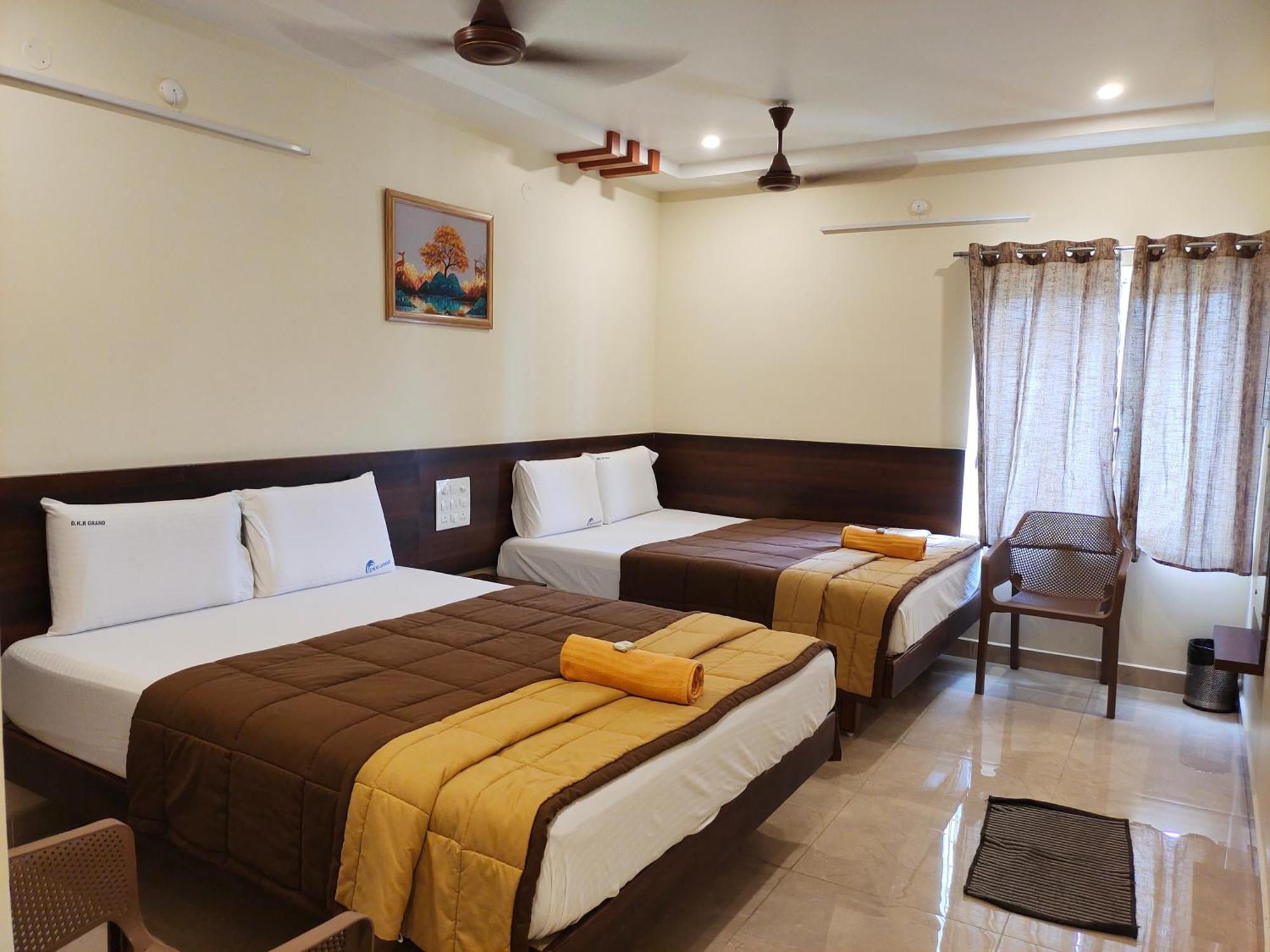 Hotel Dkr Grand Tirupati Kültér fotó