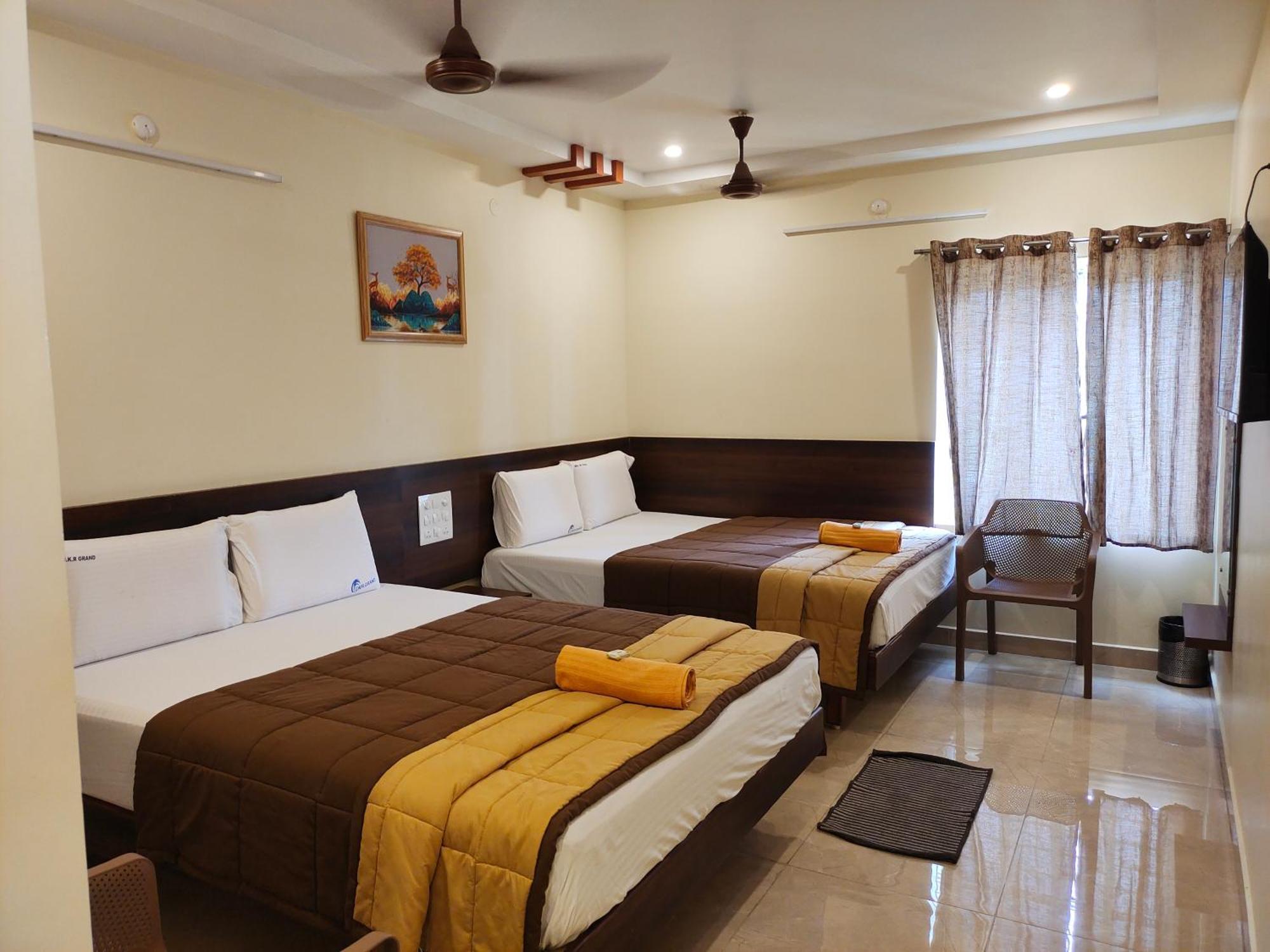 Hotel Dkr Grand Tirupati Kültér fotó