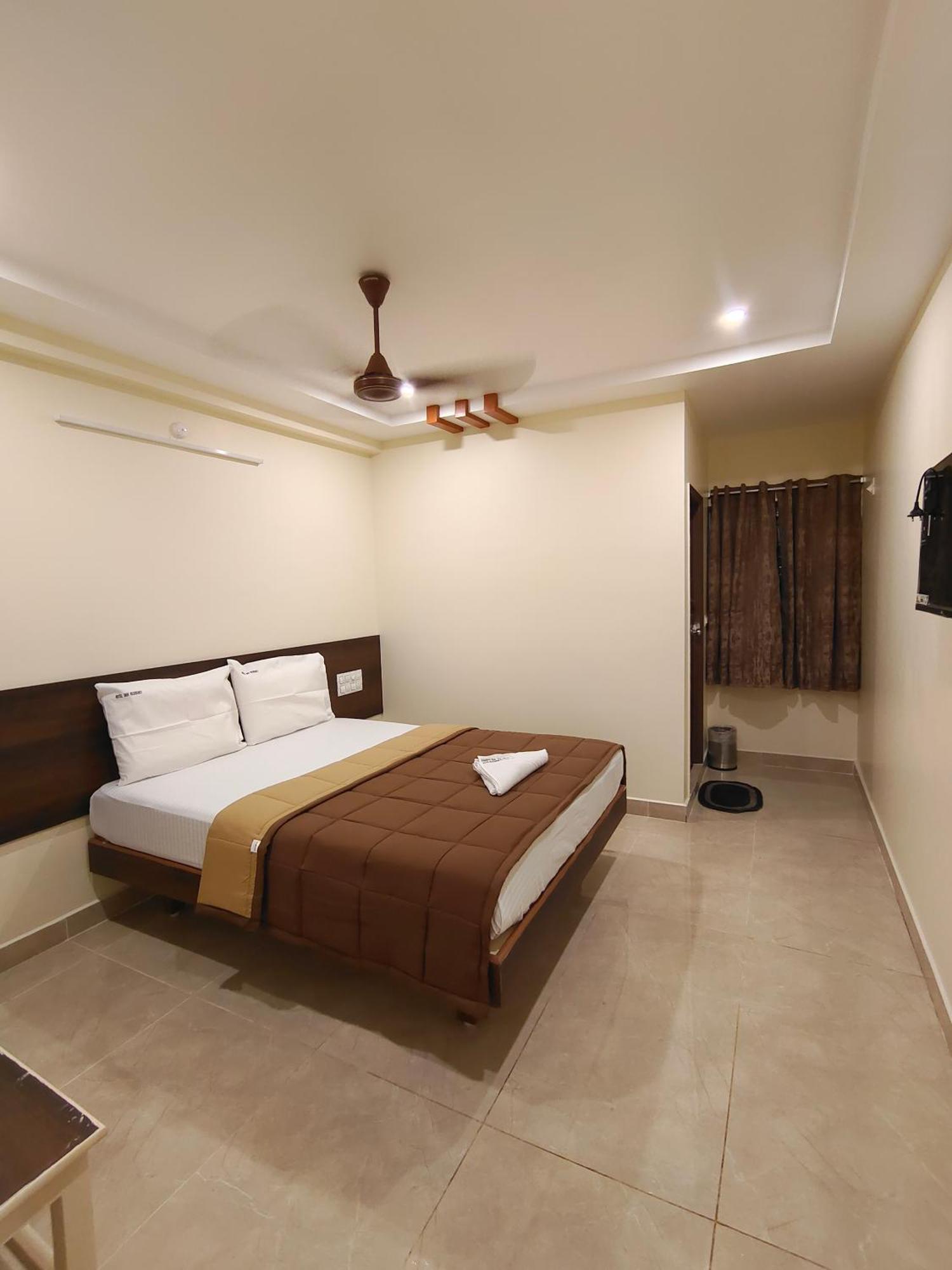 Hotel Dkr Grand Tirupati Kültér fotó