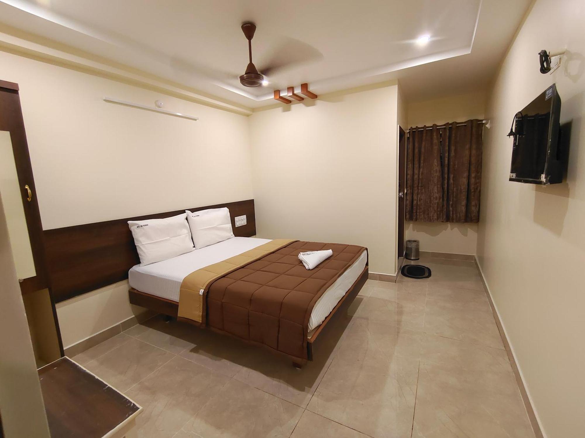 Hotel Dkr Grand Tirupati Kültér fotó