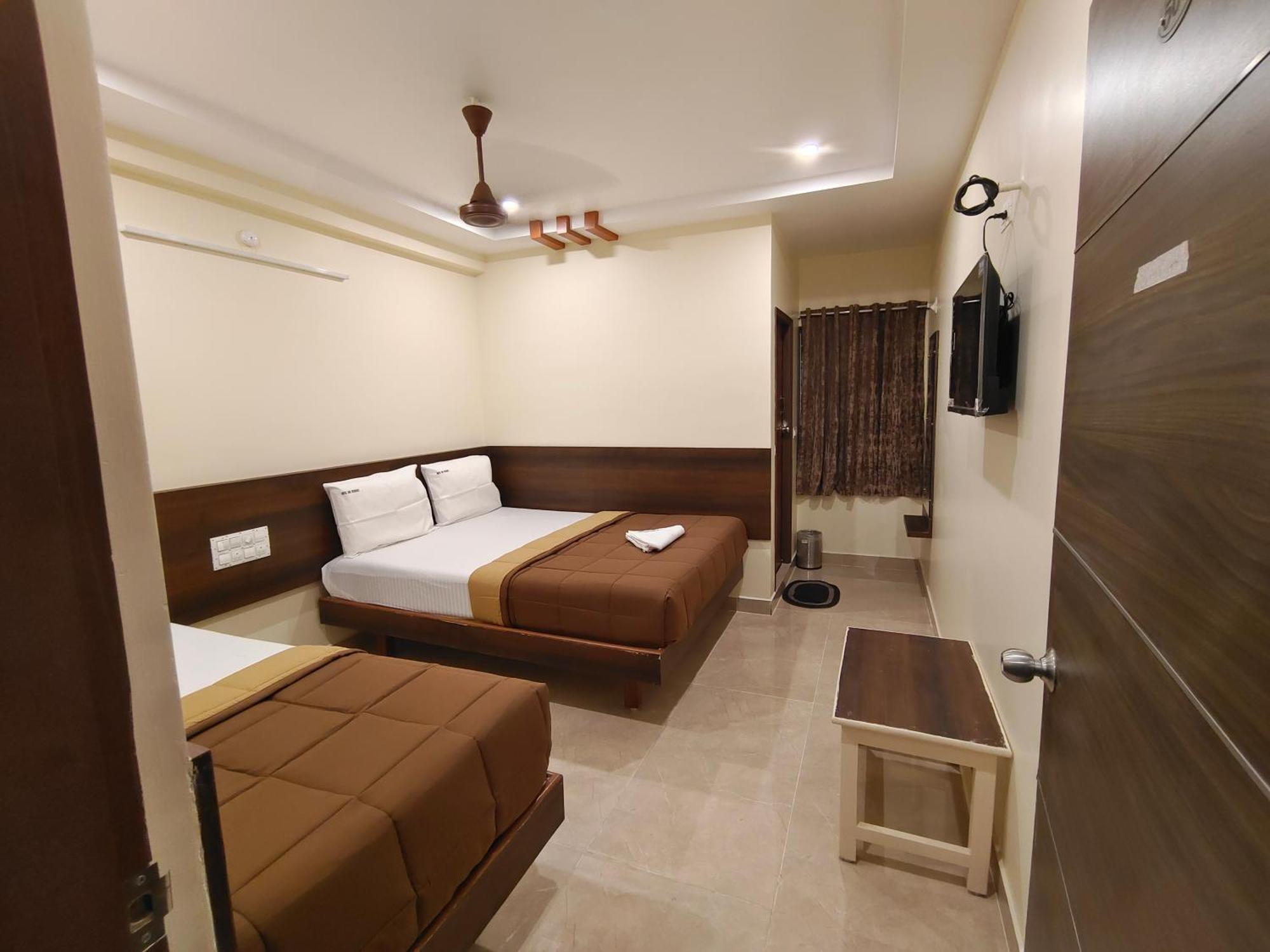 Hotel Dkr Grand Tirupati Kültér fotó